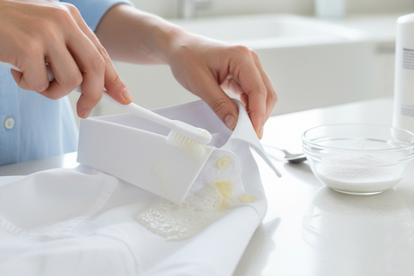 روش‌های خانگی ساده برای تمیز کردن یقه و سرآستین لباس مردانه